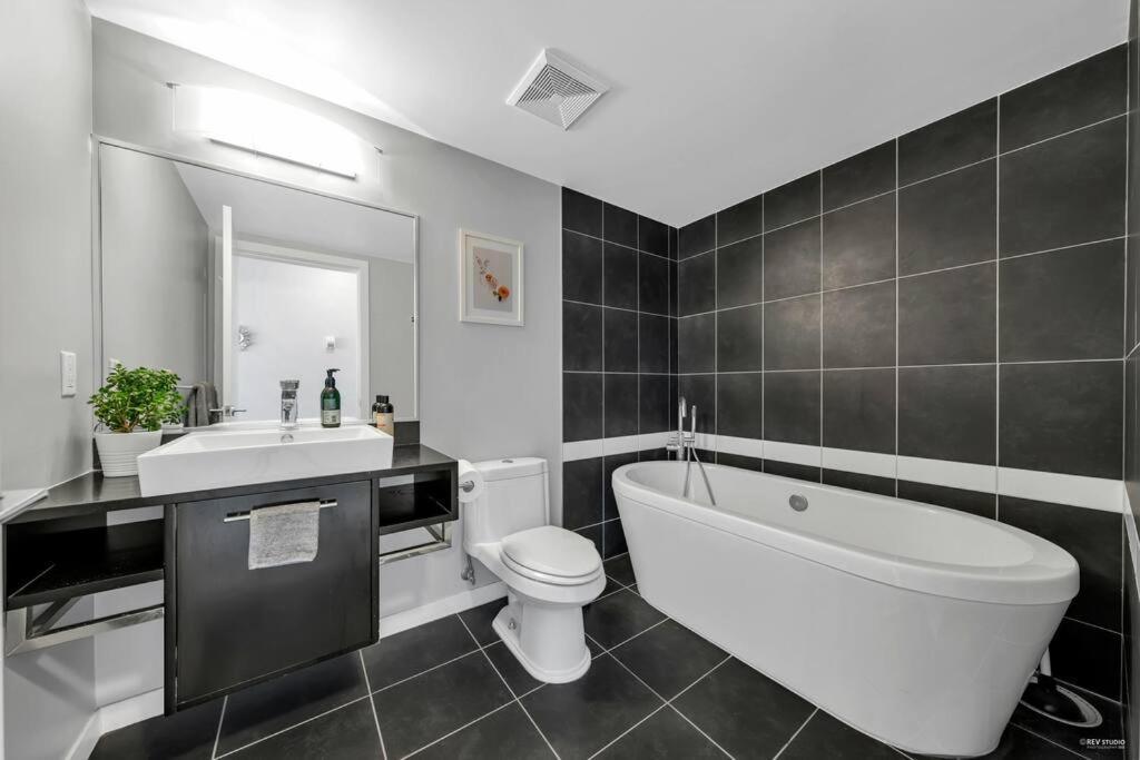 Spacious Dt 2-Bdr High-Rise With View, Pool, Gym Vancouver Kültér fotó