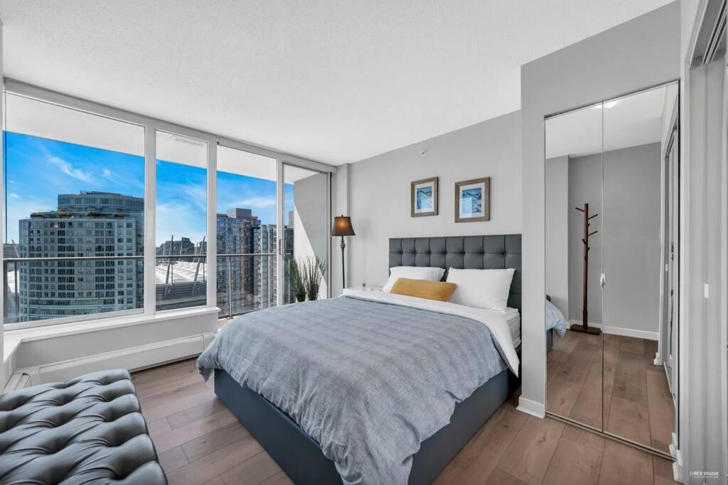 Spacious Dt 2-Bdr High-Rise With View, Pool, Gym Vancouver Kültér fotó