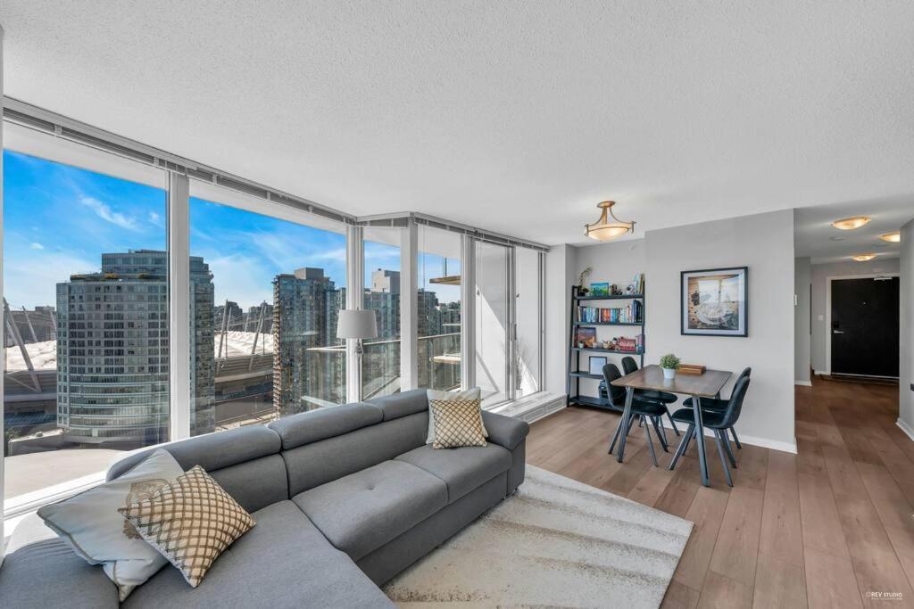 Spacious Dt 2-Bdr High-Rise With View, Pool, Gym Vancouver Kültér fotó