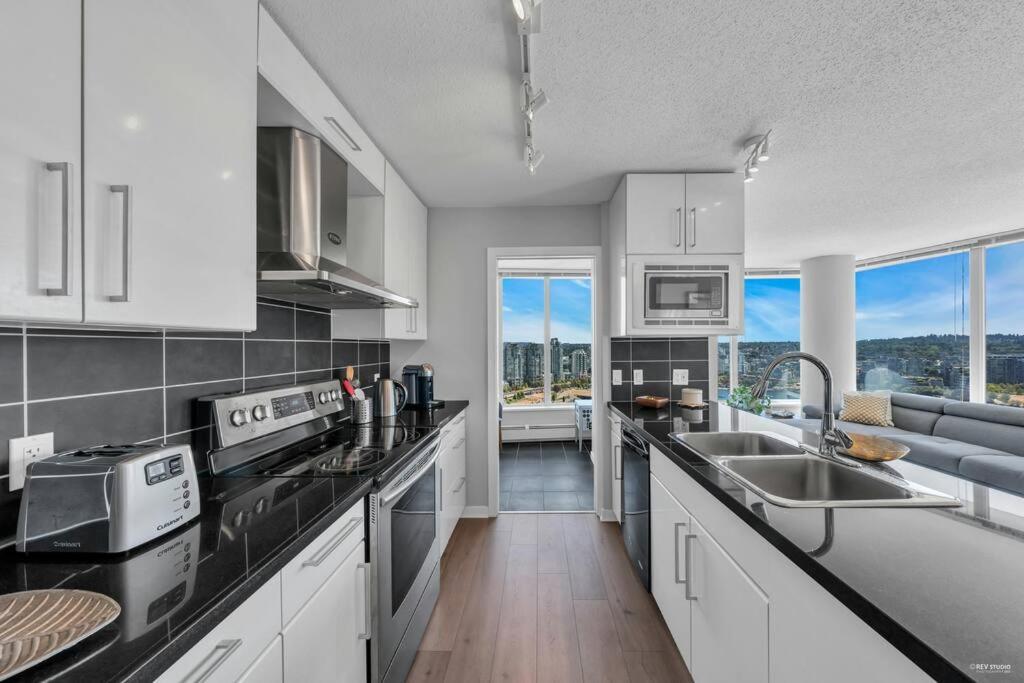 Spacious Dt 2-Bdr High-Rise With View, Pool, Gym Vancouver Kültér fotó