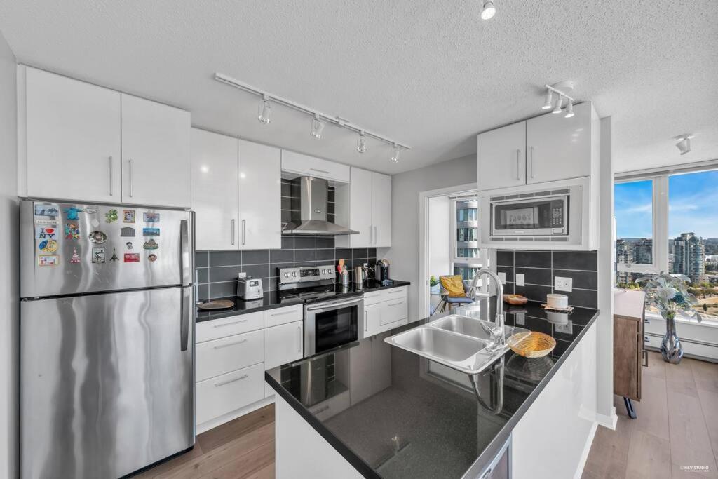 Spacious Dt 2-Bdr High-Rise With View, Pool, Gym Vancouver Kültér fotó