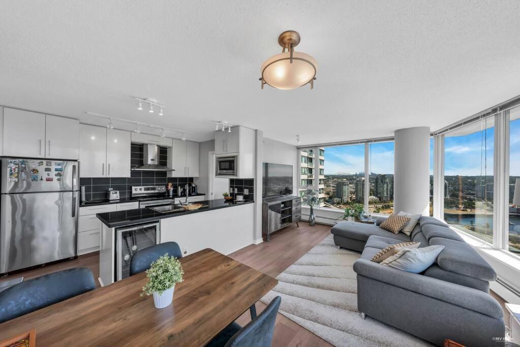 Spacious Dt 2-Bdr High-Rise With View, Pool, Gym Vancouver Kültér fotó