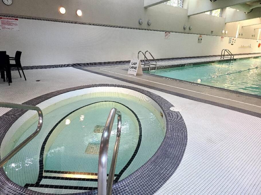 Spacious Dt 2-Bdr High-Rise With View, Pool, Gym Vancouver Kültér fotó