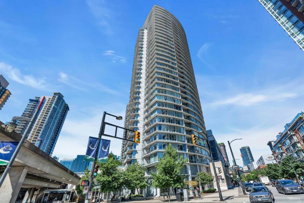 Spacious Dt 2-Bdr High-Rise With View, Pool, Gym Vancouver Kültér fotó
