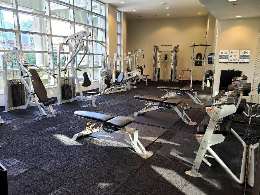 Spacious Dt 2-Bdr High-Rise With View, Pool, Gym Vancouver Kültér fotó